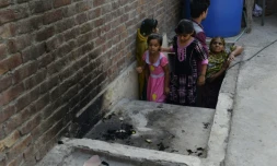 Des Pakistanaises sont  devant l'endroit le 8 juin 2016 à Lahore, où une jeune fille a été brûlée vive par sa mère