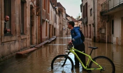 Deux personnes discutent dans une rue inondée de Montbard, dans la CÎte d'Or, le 1er avril 2024