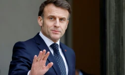 Le président Emmanuel Macron sur le perron de l'Elysée, le 19 février 2025 à Paris