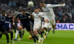 L'attaquant portugais de Marseille Vitinha (d) place une tĂȘte contre Strasbourg, le 12 janvier 2024 au Stade VĂ©lodrome