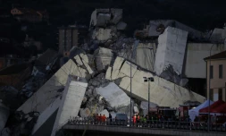 Les sauveteurs italiens continuent de chercher des survivants dans les décombres du viaduc de l'A10 à Gênes, dans le nord de l'Italie, après son effondrement le 14 août 2018