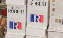 Pile de dictionnaires "Petit Robert" dans une grande surface de Marseille, le 26 août 1999