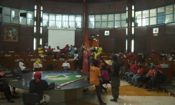 Capture d'image tirée d'une vidéo de l'AFPTV montrant des manifestants en pleine séance du Conseil régional de la Guadeloupe, le 23 décembre 2021