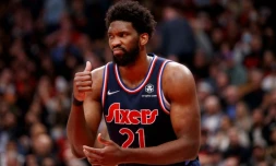 Joel Embiid des Philadelphia 76ers contre les Toronto Raptors en plays-offs de la NBA le 28 avril 2022 à la Scotiabank Arena à  Toronto
