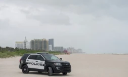 Une voiture de police sur une plage désertée de Miami avant l'arrivée de l'ouragan Irma, le 9 septembre 2017