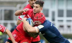 Le centre toulousain Sofiane Guitoune résiste à Josh Van der Flier (Leinster)pendant le match de Coupe d'Europe du 12 janvier 2019 à la RDS Arena de Dublin