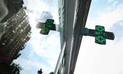Une pharmacie du centre de Paris indique 38°C le 18 juin 2026