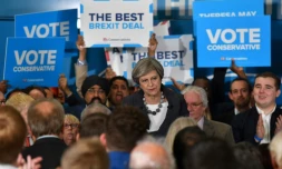 La Première ministre Britannique Theresa May lors de la campagne des législatives, le 6 juin 2017 à Slough, dans le sud-est du pays