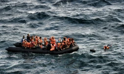 Embarcation de réfugiés et migrants au large de l'île grecque de Lesbos, le 30 septembre 2015