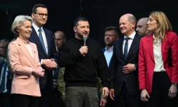 Le président ukrainien Volodymyr Zelensky (au centre) parle au micro, avec (de gauche à droite) la présidente de la Commission européenne Ursula von der Leyen, le Premier ministre polonais Mateusz Morawiecki, le chancelier allemand Olaf Scholz et la présidente du Parlement européen Roberta Metsola, le 14 mai 2023 à Aachen (Allemagne)