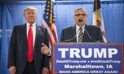 Le sheriff Joe Arpaio aux côtés de Donald Trump lors d'un meeting de campagne du futur président républicain, le 26 janvier 2016, à Marshalltown, dans l'Iowa.