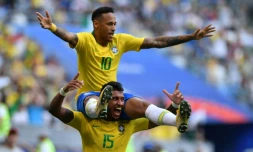 Neymar Jr porté en triomphe par Paulinho, après avoir ouvert le score pour le Brésil contre le Mexique à Samara, le 2 juillet 2018