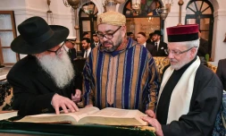 Photo d'archive fournie par le palais royal marocain le 15 janvier 2020 montrant le roi Mohamed VI (C) lors d'une visite à la Maison de la mémoire, un musée dédié à la coexistence des juifs et des musulmans, à Essaouira (sud)
