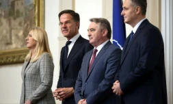 La présidente de la présidence tripartite de la Bosnie-Herzégovine, Zeljka Cvijanovic (g) et les membres de la présidence Zeljko Komsic (2e d), Denis Becirovic (d) et le secrétaire général de l'Otan Mark Rutte à Sarajevo, le 10 mars 2025
