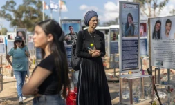 Des Israéliennes se recueillent au mémorial dressé pour les victimes de l'attaque du 7-Octobre contre le festival Nova, le 6 octobre 2026 à Reim en Israël