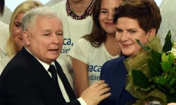 Jaroslaw Kaczynski (g), leader du parti Droit et Justice qui rassemblent les conservateurs catholiques eurosceptiques, et Beata Szydlo, candidate de ce même parti, le 25 octobre 2015 au soir des élections en Pologne
