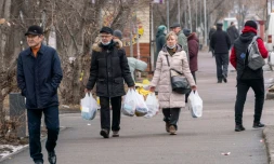 Des habitants d'Almaty (Kazakhstan) portent des sacs contenant de la nourriture, le 9 janvier 2022