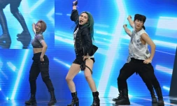 La chanteuse américano-coréenne AleXa (c), le 19 juin 2022 à Séoul