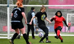 Une joueuse afghane de l'équipe nationale espoirs face à des députées britanniques, lors d'une rencontre organisée par Amnesty International, le 29 mars 2022 dans le stade de Dulwich Hamlet FC au sud de Londres
