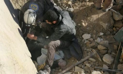 Des secouristes syriens extraient une victime d'un bombardement de décombres à Alep, le 4 février 2016