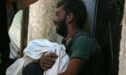 Un Syrien pleure la mort de son enfant dans le quartier de Saleheen, contrÎlé par les rebelles, le 16 juillet 2016 dans le nord d'Alep