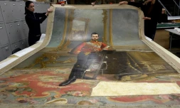 Le portrait du dernier tsar russe Nicolas II peint par Ilia Galkine caché sous un portrait de Lénine par Vladismav Izmailovitch, le 17 novembre 2016 à Saint-Pétersbourg 