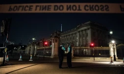 Des policiers montent la garde le 25 août 2017 devant le Palais de Buckingham, entouré d'un périmètre de sécurité après une attaque au couteau contre des policiers