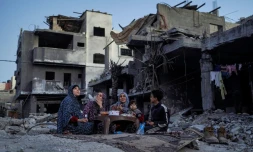 Une famille palestinienne rompt le jeûne du ramandan dans les ruines de sa maison à Deir el-Balah, dans le centre de la bande de Gaza, le 11 mars 2024