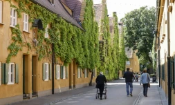 Des habitants dans une rue de la résidence "Fuggerei"  à Augsbourg, le 1er avril 2025 dans le sud de l'Allemagne