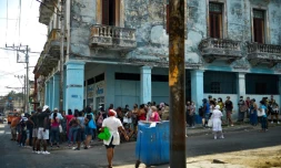 Des Cubains font la queue pour acheter de la nourriture Ă La Havane, le 3 mai 2021
