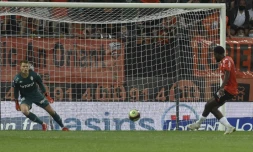 Le gardien de Monaco Alexander Nübel s'incline sur un pénalty de la victoire de Lorient, transformé par Terem Moffi au stade du Moustoir, le 13 août 2021