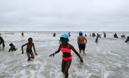 Des enfants invités à Deauville par le Secours populaire dans le cadre des "Journées des oubliés des vacances", le 23 août 2017