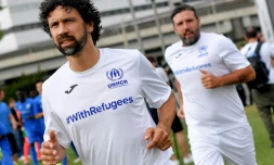 Les ex-stars du football l'Italien Damiano Tommasi (g) et le Français Vincent Candela lors d'un match de charité face à de jeunes migrants, le 23 juin 2018 à Rome 