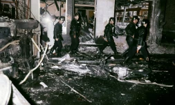Des pompiers au milieu des décombres le 3 octobre 1980 à la synagogue de la rue Copernic à Paris