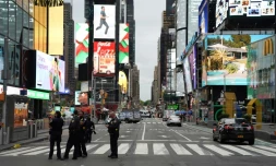 Des policiers sur le site d'une fusillade qui a fait trois blessées dont un enfant Times Square, à New York, le 8 mai 2021