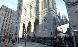 Un public nombreux rend hommage le 21 janvier 2016 à René Angélil, imprésario et mari de Céline Dion, à la basilique de Montréal, à la veille des obsèques