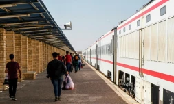 Des passagers sur un quai de la gare centrale de Bagdad, le 19 août 2018