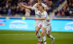 Les Lyonnaises Amel Majri, Ada Hegerberg et Eugénie Le Sommer, après un but en demi-finale de la Ligue des champions contre le PSG, le 24 avril 2016 au Parc OL