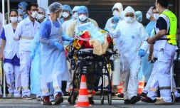 Des personnels soignants installent dans une ambulance un patient atteint du Covid-19 après son arrivée en TGV médicalisé, le 10 avril 2020 à la gare de Bordeaux