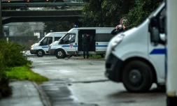 Véhicules de police garés mardi 2 octobre 2018 lors de la perquisition au "Centre Zahra France" à Grande-Synthe, près de Dunkerque