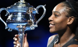 L'Américaine Serena Williams pose avec son trophée après sa victoire face à sa soeur Venus en finale de l'Open d'Australie, le 28 janvier 2016 à Melbourne  