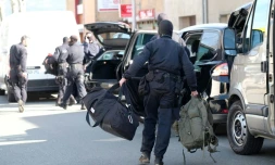 Un membre du GIGN devant le supermarché de Trèbes, où une prise d'otages a coûté la vie à quatre personnes, le 23 mars 2018