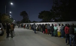Des électeurs font la queue pour voter à l'élection présidentielle, le 12 août 2021 à Lusaka, en Zambie