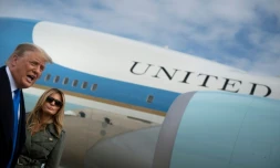 Donald et Melania Trump devant l'avion présidentielle Air Force One le 28 octobre 2020 sur la base d'Andrews, près de Washington