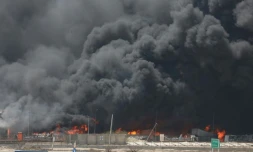 Photo fournie par la Croix rouge iranienne le 28 avril 2025 de l'immense incendie qui ravage le 
port de  Shahid RajaÏ depuis samedi