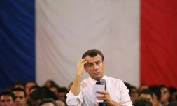 Emmanuel Macron face aux jeunes lors d'un grand débat à Etang-sur-Arroux, en Saône-et-Loire, le 7 février 2019