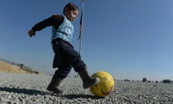 Murtaza Ahmadi, 5 ans, joue au football à Kaboul le 1er février 2016. La Fédération afghane de football a assuré être en contact avec son idole, Lionel Messi, pour organiser une rencontre entre la star du Barça et Murtaza