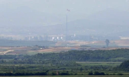 Drapeau nord-coréen à la frontière entre les deux Corées, le 17 juin 2020