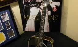La guitare Gibson Dove offerte à Elvis Presley par son pÚre en 1969 a été adjugée samedi 334.000 dollars lors d'enchÚres à New York