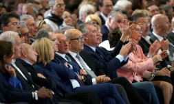 Ségolène Royal, Gérard Collomb, Brigitte Trogneux, Richard Ferrand, Bertrand Delanoë, Jean-Yves Le Drian et François Bayrou lors d'une réunion de campagne d'Emmanuel Macron à Paris le 1er mai 2017